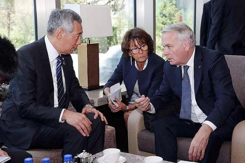 KUKUHKAN HUBUNGAN: Perdana Menteri Lee Hsien Loong (kiri) sedang berbincang dengan Menteri Luar Perancis Jean Marc Aryrault (kanan) pada Mesyuarat di luar Sidang Puncak Asia-Eropah (Asem) di Ulaanbaatar, Mongolia, semalam. - Foto MCI