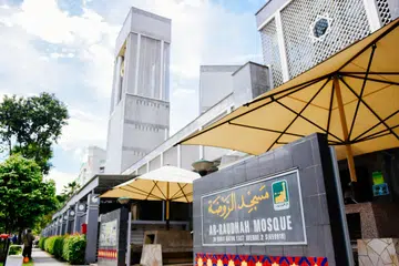 Peserta program ‘Umrah Sambil Beramal’ Masjid Ar-Raudhah akan menyumbang kepada usaha masjid menambah kapasiti ruang solat, membina bilik tambahan bagi kelas pembelajaran Al-Quran dan pembinaan  laluan tanjakan bagi memudahkan golongan kurang upaya bergerak. 