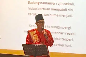 MEMPELBAGAI IRAMA SYAIR: Penyanyi Rudy Djoharnaen mengetengahkan irama 'Batu Belah' menerusi 'Syair Sejarah Badang' tulisan Khaziah Yem. - Foto BH oleh HANIM SALEH
