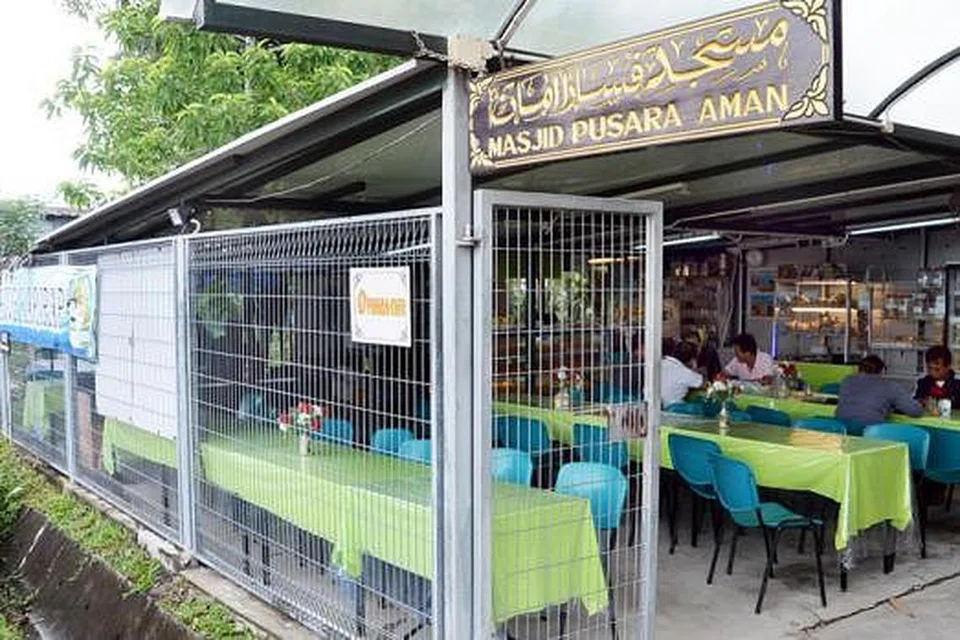TERUS DAPAT SAMBUTAN: Apabila Jumaat menjelang atau ketika ada upacara pengebumian jenazah,kafe ini akan dikunjungi ramai pelanggan hingga ada kala sesak.