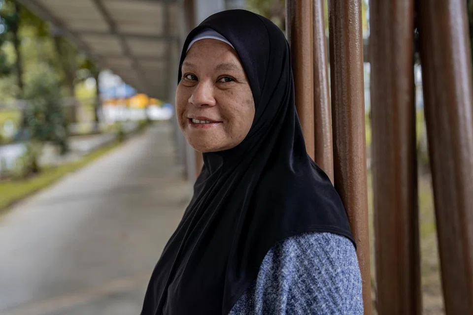 BANTU PESALAH LAIN: Bekas pesalah, Cik Salimah Sukar, pernah keluar masuk penjara akibat dadah, namun memutuskan untuk meninggalkan kancah dadah dan mengubah haluan hidup selepas keluar penjara buat kali terakhir pada 2015. Kini, beliau merupakan relawan bersama kumpulan Nisa’ Hope Network bagi membantu bekas pesalah wanita lain dalam laluan pemulihan mereka.