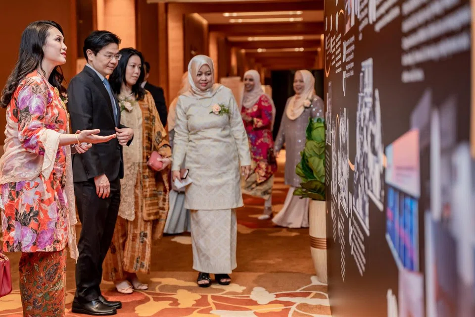 Encik Lawrence Wong (dua dari kiri) hadir sebagai tetamu terhormat di majlis jamuan malam sempena ulang tahun ke-70 Persatuan Pemudi Islam Singapura (PPIS) di Pusat Konvensyen dan Ekspo Sands pada Disember 2022. 