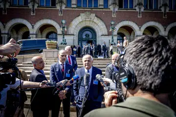 Encik Ammar Hijazi (empat dari kiri), Wakil Tetap Negara Palestin ke Pertubuhan-Pertubuhan Antarabangsa di Belanda, dan Riyad Mansour (tengah), Pemerhati Tetap Palestin ke Pertubuhan Bangsa-Bangsa Bersatu, bercakap kepada media selepas hari pertama pendengaran di Mahkamah Keadilan Antarabangsa (ICJ) berhubung isu ‘Tanggungjawab Israel berkaitan Kehadiran dan Kegiatan Pertubuhan Bangsa-Bangsa Bersatu, Pertubuhan Antarabangsa Lain, serta di Negara Ketiga dan berkaitan Wilayah Palestin yang Diduduki’, di The Hague, Belanda, pada 28 April 2025. Sebanyak 45 pihak pendakwa menuduh Israel menghalang akses bekalan bantuan ke Gaza.