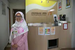 BINA ASAS RUMAH TANGGA YANG KUAT: Pengurus INSPIRASI PPIS Cik Kamariah galakkan pasangan muda untuk memulakan perjalanan kehidupan mereka dengan membina asas rumah tangga yang kuat. - Foto BM oleh NG SOR LUAN