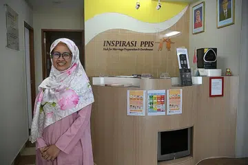 BINA ASAS RUMAH TANGGA YANG KUAT: Pengurus INSPIRASI PPIS Cik Kamariah galakkan pasangan muda untuk memulakan perjalanan kehidupan mereka dengan membina asas rumah tangga yang kuat. - Foto BM oleh NG SOR LUAN