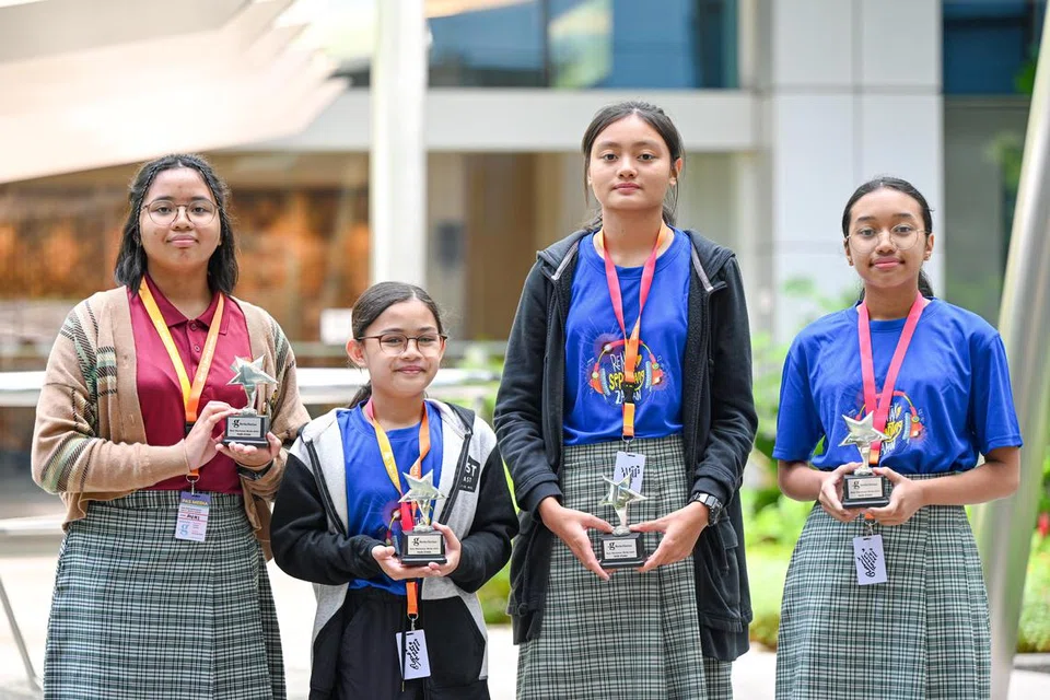 (Dari kiri) Auni Hamizah Zulkhairi, 14 tahun;  Hannah Kaisah Mohamad Rizam, 13 tahun; Sarah Saiful, 14 tahun; dan Nur Iffah Nadhirah Noraslan, 14 tahun, dari Sekolah Menengah Evergreen yang meraih tempat kedua dalam pertandingan akhir Kem Wartawan Muda 2024.