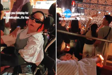 Cik Nuruljannah Mohammad Razib seorang mangsa kecederaan di otak kelihatan menonton konsert Coldplay di OCBC Arena dilengkap peralatan mesra orang kurang upaya.