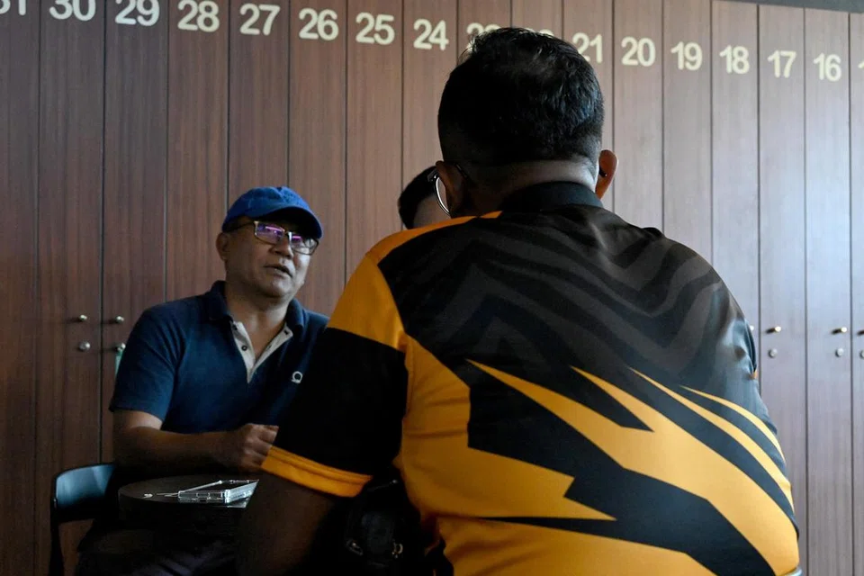 Bekas pengendali ‘Pak Wanca’ yang mahu dikenali sebagai Encik Mohamed Ravi (membelakangkan kamera) bersedia ditemubual wartawan Berita Minggu dengan beliau mengaku telah menjalankan kegiatan ‘kereta sapu’ selama lima tahun sebelum membuka syarikat kereta sewa yang sah 10 tahun lalu.