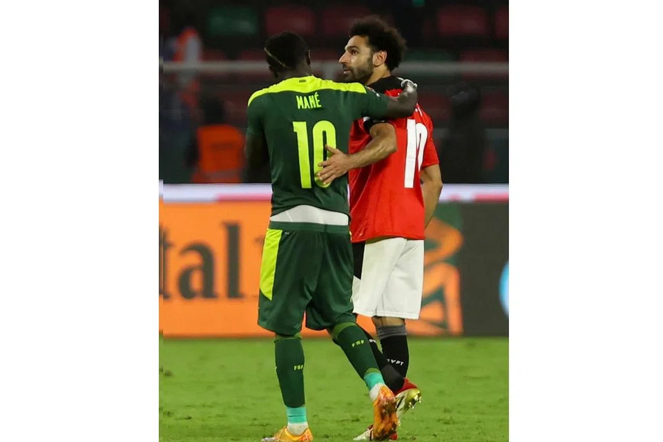 'LAWAN' KEMBALI 'KAWAN': Dua bintang Liverpool Sadio Mane (kiri) dan Mohamed Salah (kanan) selepas perlawanan. - Foto EPA-EFE