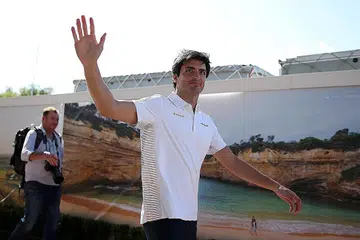 MULA CABARAN BARU: Musim lalu merupakan yang terbaik buat Carlos Sainz, yang menduduki tempat keenam dalam kejuaraan dan berjaya mendapat tempat podium pertamanya (di tempat ketiga) ketika perlumbaan Grand Prix Brazil.. - Foto REUTERS