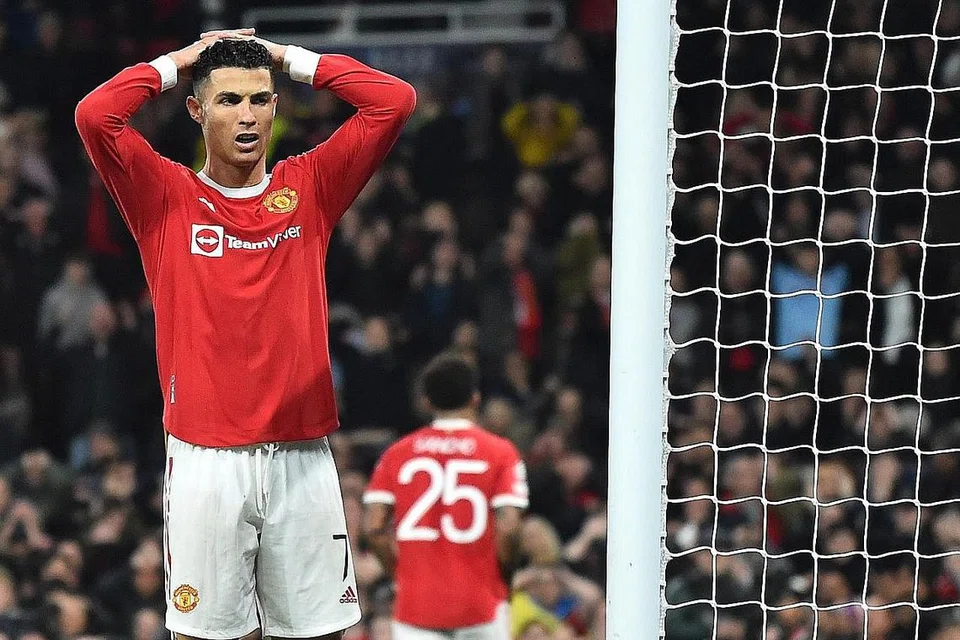 WAJAH HAMPA: Bintang penyerang United, Cristiano Ronaldo, hampa di atas kegagalan beliau dan rakan sepasukan terus bersaing dalam Liga Juara-Juara. United tersingkir kepada Atletico yang menang dengan agregat 2-1. - Foto EPA-EFE