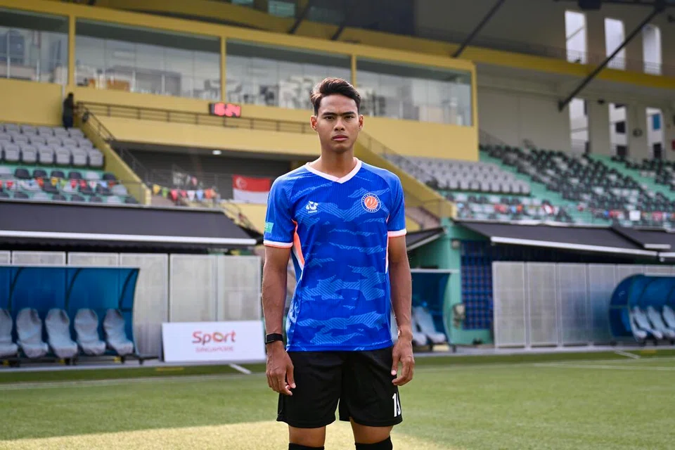 Akram Azman bakal mengukuhkan benteng FC Jurong bagi musim Liga Perdana Singapura (SPL) musim 2026/27 sebagai pemain pertahanan.
