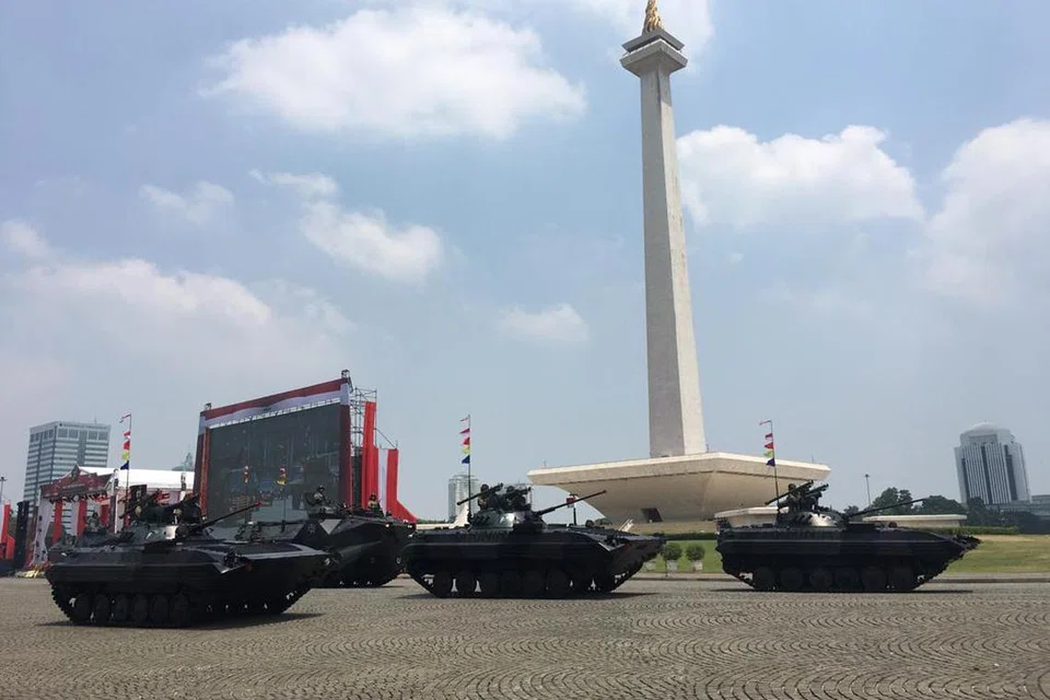 ASET TENTERA: Upacara hari ulang tahun Tentera Nasional Indonesia (TNI) di Padang Silang Monumen Nasional (Monas), Jakarta membariskan aset TNI dari pelbagai kategori seperti kereta kebalnya 