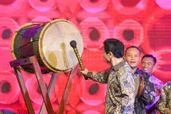 Perdana Menteri, Encik Lawrence Wong, melancarkan penyalaan lampu hiasan Hari Raya Geylang Serai 2025 pada 25 Februari di Wisma Geylang Serai. Bersamanya adalah Mayor Majlis Pembangunan Masyarakat (CDC) South East, Encik Mohd Fahmi Aliman (dua dari kanan) dan Anggota Parlimen GRC Jalan Besar, Dr Wan Rizal Wan Zakariah.