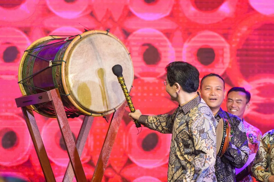 Perdana Menteri, Encik Lawrence Wong, melancarkan penyalaan lampu hiasan Hari Raya Geylang Serai 2025 pada 25 Februari di Wisma Geylang Serai. Bersamanya adalah Mayor Majlis Pembangunan Masyarakat (CDC) South East, Encik Mohd Fahmi Aliman (dua dari kanan) dan Anggota Parlimen GRC Jalan Besar, Dr Wan Rizal Wan Zakariah.