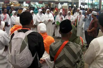 Gambar fail menunjukkan jemaah Indonesia yang menggunakan visa haji rasmi, mendengar taklimat sebelum berangkat ke Makkah dari Lapangan Terbang Changi pada Ogos 2023. 