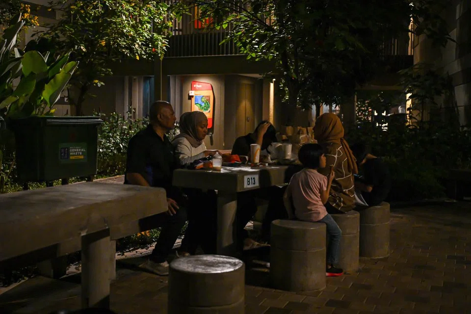 TIDAK DAPAT PINDAH: Sebuah keluarga terpaksa tinggal di chalet selama lebih sebulan kerana rumah baru mereka belum siap.