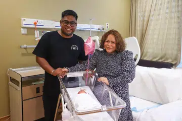 Encik Rizan Zalani dan Cik Wawa SK menyambut kelahiran puteri mereka, Zaira Aisha, pada 12.31 pagi, 1 Januari 2025 di Hospital Universiti Nasional (NUH) – menjadikan anak mereka itu antara bayi SG60 yang pertama dilahirkan di Singapura.