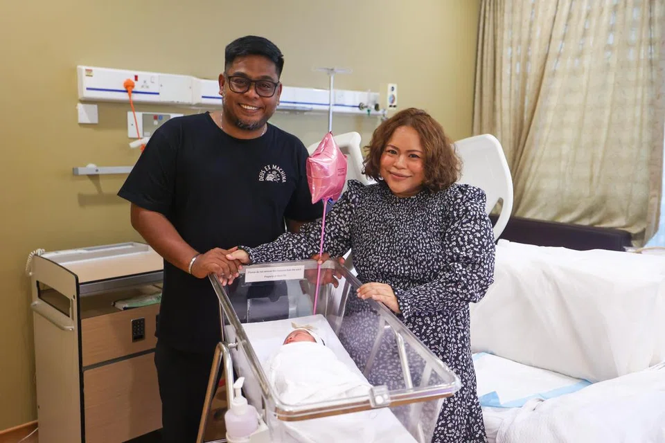 Encik Rizan Zalani dan Cik Wawa SK menyambut kelahiran puteri mereka, Zaira Aisha, pada 12.31 pagi, 1 Januari 2025 di Hospital Universiti Nasional (NUH) – menjadikan anak mereka itu antara bayi SG60 yang pertama dilahirkan di Singapura.