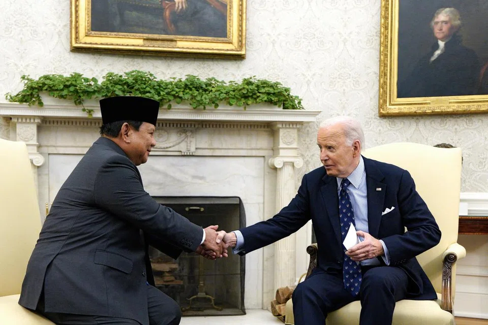 Presiden Indonesia, Encik Prabowo Subianto (kiri), bersalaman dengan Presiden Amerika Syarikat, Encik Joe Biden, dalam pertemuan dua hala di Pejabat Oval, Rumah Putih di Washington pada 12 November. 