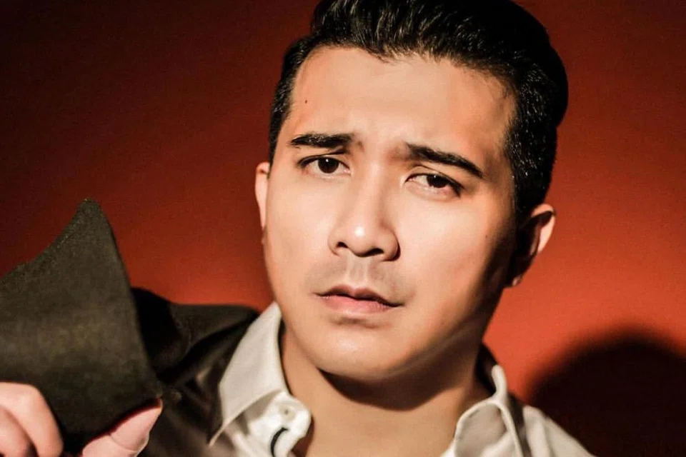 AARON AZIZ: Berhijrah ke Malaysia pada 2004 ketika keadaan pada masa itu tidak begitu menentu. Beliau pada mulanya ditawarkan peranan kecil dalam filem Evolusi KL Drift tetapi namanya 'meledak' selepas menghidupkan peranan sebagai Malek dalam KL Gangster dan Hariz dalam Ombak Rindu. - Foto INSTAGRAM AARON AZIZ