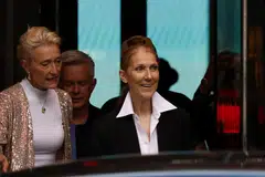 Bintang bersuara emas, Celine Dion (kanan), dilihat tiba di Hotel Royal Monceau berdekatan kawasan Champs-Elysees, tempat penyanyi Amerika, Lady Gaga, yang turut dijadual mewarnai perasmian Sukan Olimpik tinggal.