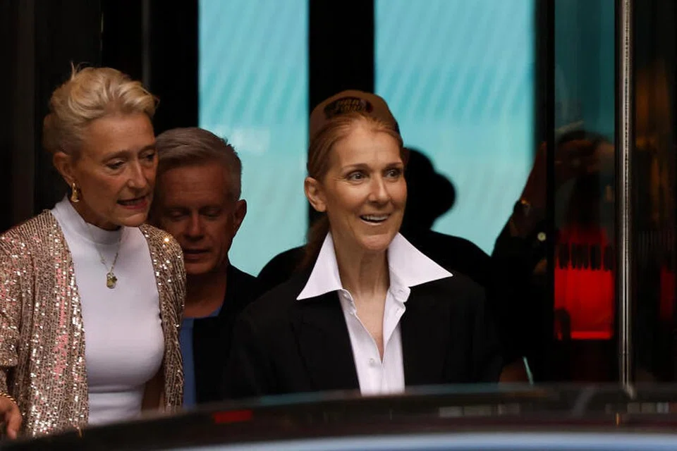 Bintang bersuara emas, Celine Dion (kanan), dilihat tiba di Hotel Royal Monceau berdekatan kawasan Champs-Elysees, tempat penyanyi Amerika, Lady Gaga, yang turut dijadual mewarnai perasmian Sukan Olimpik tinggal.