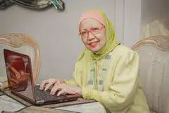 GAYA HIDUP SIHAT: Cik Hafsah Mohd Ali terus mengekalkan kehidupan yang sihat dan aktif walaupun kini sudah berusia 71 tahun. - Foto BM oleh NUR DIYANA TAHA