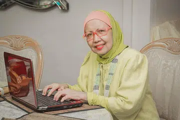 GAYA HIDUP SIHAT: Cik Hafsah Mohd Ali terus mengekalkan kehidupan yang sihat dan aktif walaupun kini sudah berusia 71 tahun. - Foto BM oleh NUR DIYANA TAHA