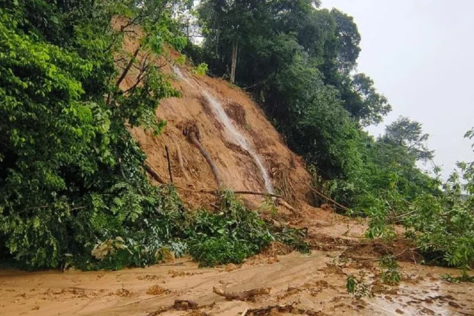 Hujan lebat berterusan pada 15 Oktober menyebabkan kejadian tanah runtuh setinggi 30 meter berhampiran kawasan perumahan di Taman Melawati, Hulu Klang, Selangor.