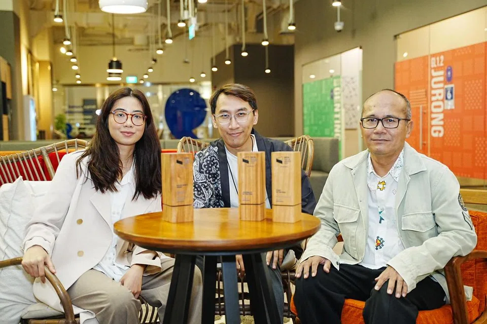 Wartawan, Cik Nur’Ashiqin Ramadan (kiri); wartawan video Encik Abdul Qayyum Sarip (tengah); dan Editor Bersekutu (Kolumnis Kanan), Encik Nizam Ismail, menghargai sokongan rakan lain yang membantu sepanjang mereka membereskan liputan berita, baik ‘Pakej haji ‘VIP’: Hakiki atau Mimpi?’ dan ‘Gelombang Perubahan: Aceh, 20 Tahun Selepas Dibadai Tsunami’. Tiada dalam gambar ialah penerbit media sosial, Cik Dian A’qidah Ahmad Yatim, yang turut menyumbang pada penerbitan dokumentari tersebut.