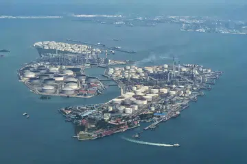 Operasi membersihkan minyak daripada perairan sekitar Pulau Bukom, yang dikesan pada 26 Disember, telah selesai.