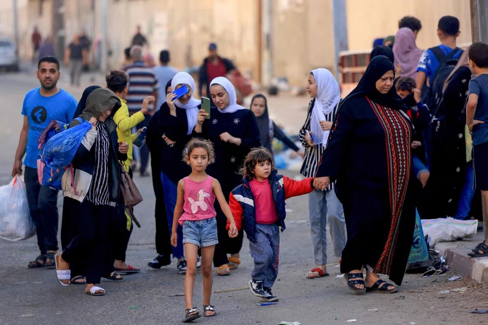 CARI PERLINDUNGAN: Penduduk Palestin membawa barang-barang mereka untuk berpindah ke kawasan lebih selamat di Gaza susuli serangan udara berterusan Israel.