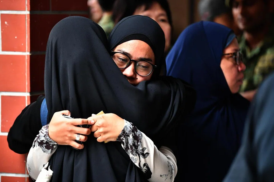 ‘Pergi melawat’, ‘pergi melayat’ dan ‘pergi bertakziah’ kesemuanya tepat jika merujuk kepada konteks pergi melihat si mati serta mengunjungi ahli keluarganya. Namun keluasan penggunaan ketiga-tiganya ada sedikit  perbezaan.