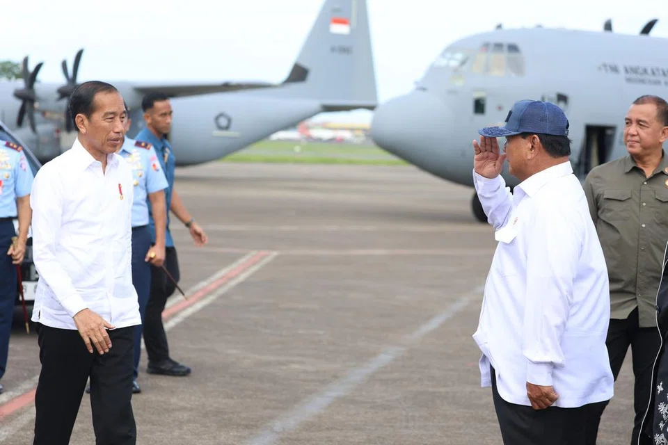 Presiden Indonesia, Encik Joko Widodo (kiri) dan Encik Prabowo Subianto (kanan), dalam acara Kementerian Pertahanan sewaktu penyerahan pesawat pengangkut tentera Hercules C-130J A-1344 yang baru kepada Tentera Udara pada Januari 2024.