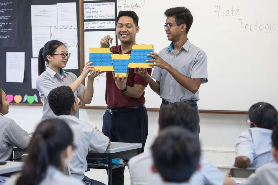 Sistem pendidikan Singapura telah berubah untuk menyediakan berbilang laluan supaya setiap pelajar dapat berkembang maju, tidak kira sekolah yang dihadiri mereka, kata Perdana Menteri, Encik Lawrence Wong, dalam ucapan Rapat Hari Kebangsaan sulungnya pada 18 Ogos.