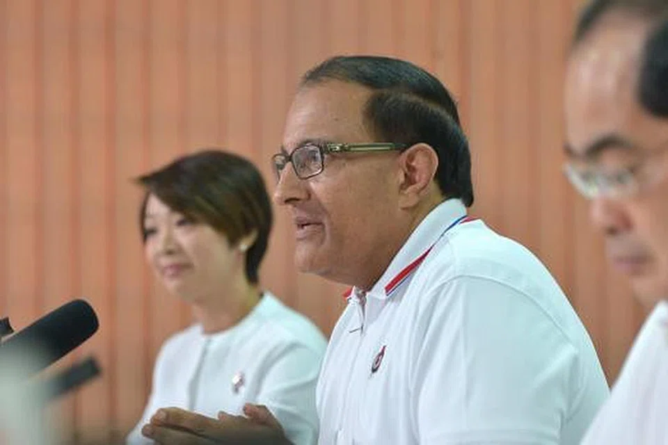 SANGKAL PEMBANGKANG: Calon pasukan PAP bagi GRC West Coast - (dari kiri) Cik Foo Mee Har, Encik S. Iswaran, Encik Lim Hng Kiang, dan Encik Patrick Tay (tiada dalam gambar) menyangkal saranan yang dibuat Parti Pembaharuan. - Foto THE STRAITS TIMES