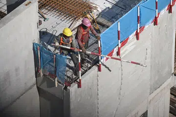 LINDUNGI HAK PEKERJA: Undang-undang pekerjaan menyediakan perlindungan dan faedah tambahan untuk pekerja mudah terjejas yang terlibat dalam kerja buruh kasar atau yang dibayar gaji rendah, seperti pekerja binaan asing atau kakitangan yang mendapat gaji mengikut setiap jam bekerja. Majikan harus membayar semua kerja lembur yang dilakukan oleh kakitangan, tanpa mengira had kerja lembur 72 jam sebulan, kerana undang-undang itu bertujuan melindungi pekerja, bukan majikan.