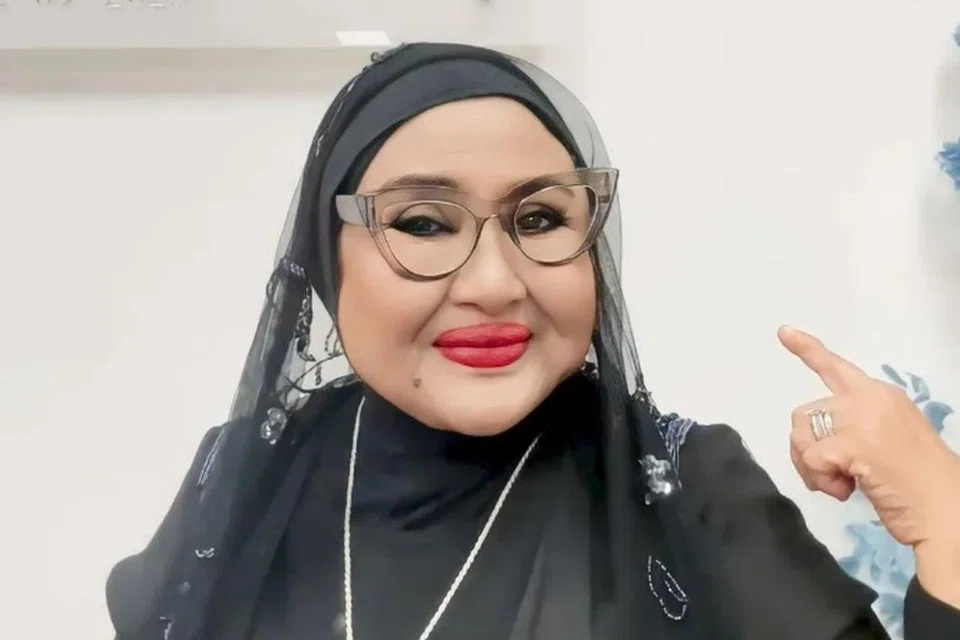 Rosnah Mat Aris menasihatkan artis zaman sekarang tidak sengaja mencipta kontroversi untuk menaikkan nama.