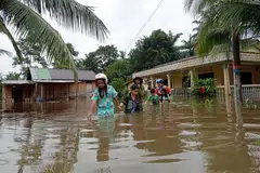 MERSING DILANDA BANJIR: Penduduk Kampung Tenglu Besar di Mersing, Johor, meredah air berikutan kediaman mereka dilanda banjir  susulan pertembungan air pasang besar dan hujan lebat yang berterusan.