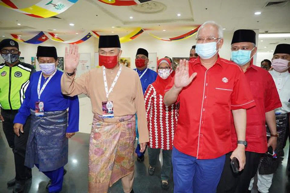 TETAPKAN HALA TUJU UMNO: Datuk Seri Dr Ahmad Zahid Hami (tengah) di ketika tiba di Pusat Dagangan Dunia Putra (PWTC), Kuala Lumpur sempena Perhimpunan Agung Umno pada 27 Mac lalu dengan diiringi Datuk Seri Najib Tun Razak (kanan) dan Setiausaha Agung Umno, Datuk Seri Ahmad Maslan (kiri). - Foto UTUSAN MALAYSIA