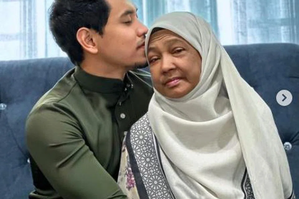 Khai Bahar bersama arwah ibunya, Allahyarhamha Rosnah Mohd.