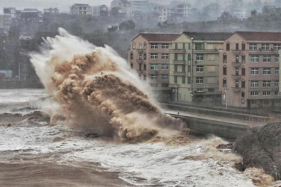 ANGIN KENCANG: Ribut taufan Lekima yang membawa angin sekencang 187km/ jam telah membadai wilayah Zhejiang di Cina. Setakat ini, seramai 44 orang terkorban. -Foto AFP. 