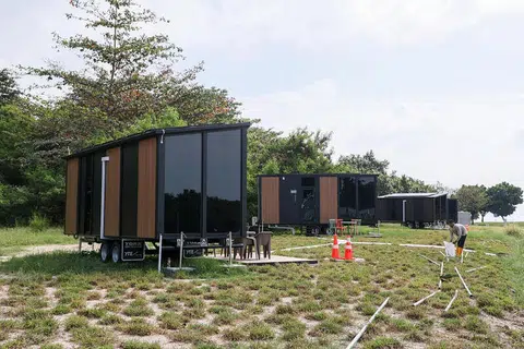 NIKMATI ALAM, MESRA ALAM: Rumah kecil mesra alam di Pulau Lazarus diperbuat daripada bahan binaan mampan seperti plastik kitar semula dan gentian kayu, dan akan mempunyai 'biodigester' yang akan menukar sisa makanan kepada kompos di situ. 