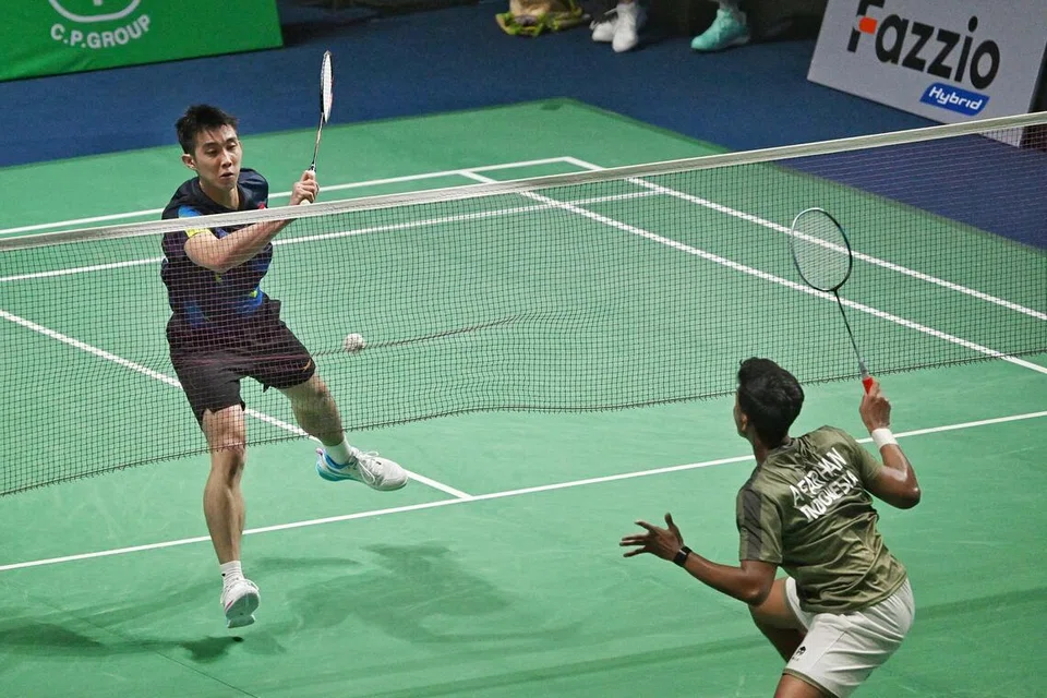 Atlet badminton negara, Loh Kean Yew, beraksi menentang Alwi Farhan dari Indonesia dalam acara separuh akhir badminton berpasukan lelaki pada Sukan SEA ke-33 di Bangkok, Thailand, pada 8 Disember 2025.