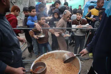 Kanak-kanak Palestin menunggu hidangan semasa pengagihan makanan berbuka puasa di kem pelarian Nuseirat di tengah Semenanjung Gaza pada 3 Mac. Antara matlamat puasa ialah mendidik hati menjadi belas agar mudah terdorong menghulurkan bantuan apabila melihat golongan ‘perut kenyang lapar tak hilang, minum sejuk haus tak lepas’, iaitu orang yang amat susah.