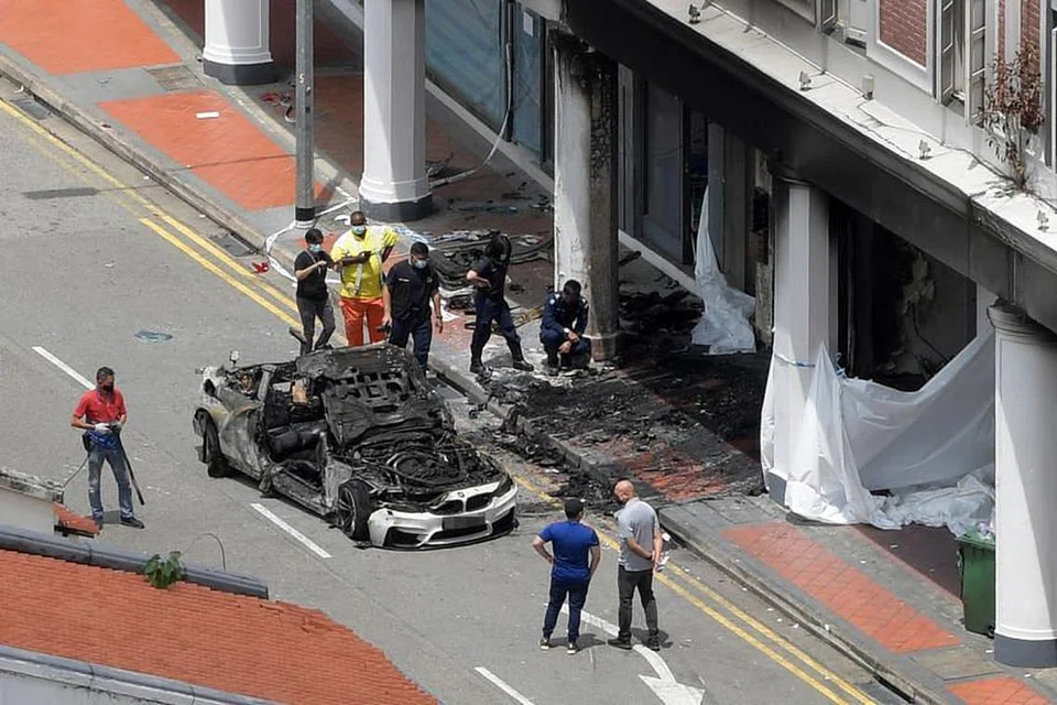 NAHAS NGERI: Kejadian rempuhan kereta BMW pada rumah kedai di Tanjong Pagar pada Sabtu (13 Februari). - Foto FAIL