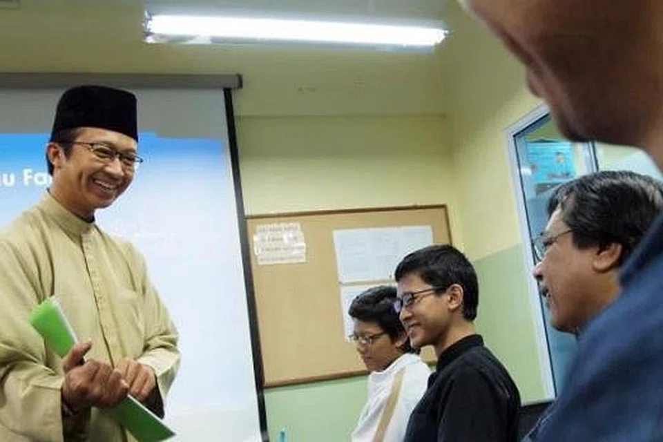 TIMBA ILMU: Ustaz Fathurrahman Dawoed (berdiri) seorang pensyarah dalam jurusan pengajian Islam peringkat diploma di divisyen pendidikan posmenengah Darul Andalus dan sering menggalakkan pelajarnya sentiasa gigih menimba ilmu. - Foto fail