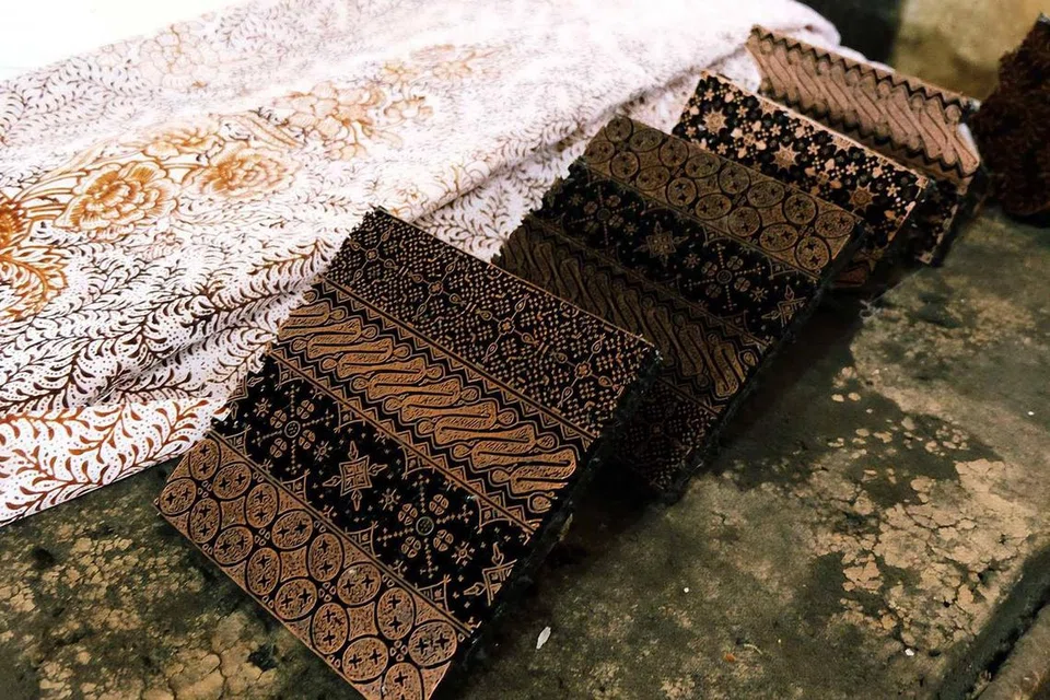 Cap tembaga yang telah tersedia dipanggil topi digunakan untuk membuat batik cap.
