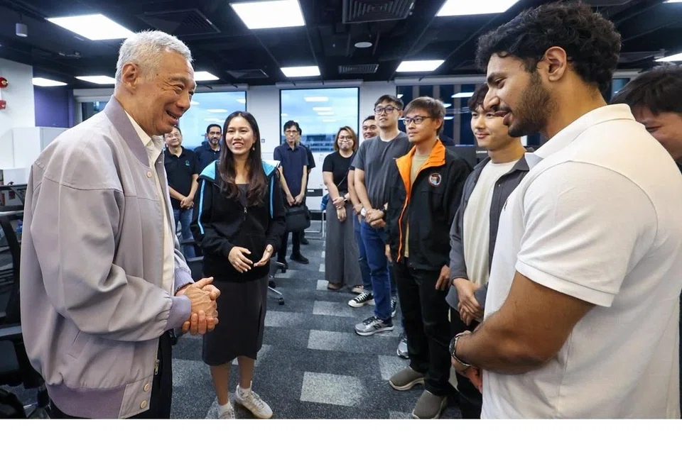 Menteri Kanan Encik Lee Hsien Loong (kiri) bertemu dengan sekumpulan pasukan muda daripada Kumpulan Keselamatan Siber GovTech.  Menurutnya beliau berasa amat menggalakkan melihat semangat dan komitmen mereka dalam membina Singapura digital yang lebih selamat dan terjamin.
